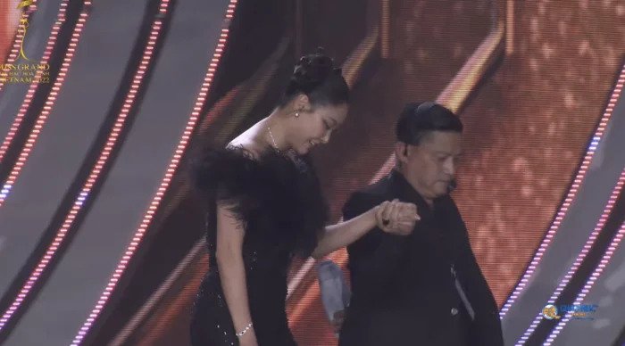 Hoa hậu Hà Kiều Anh 'vồ ếch' ngay trên sân khấu Chung kết Miss Grand Vietnam 2022 - 1