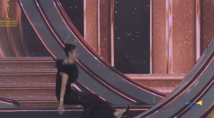 Hoa hậu Hà Kiều Anh 'vồ ếch' ngay trên sân khấu Chung kết Miss Grand Vietnam 2022