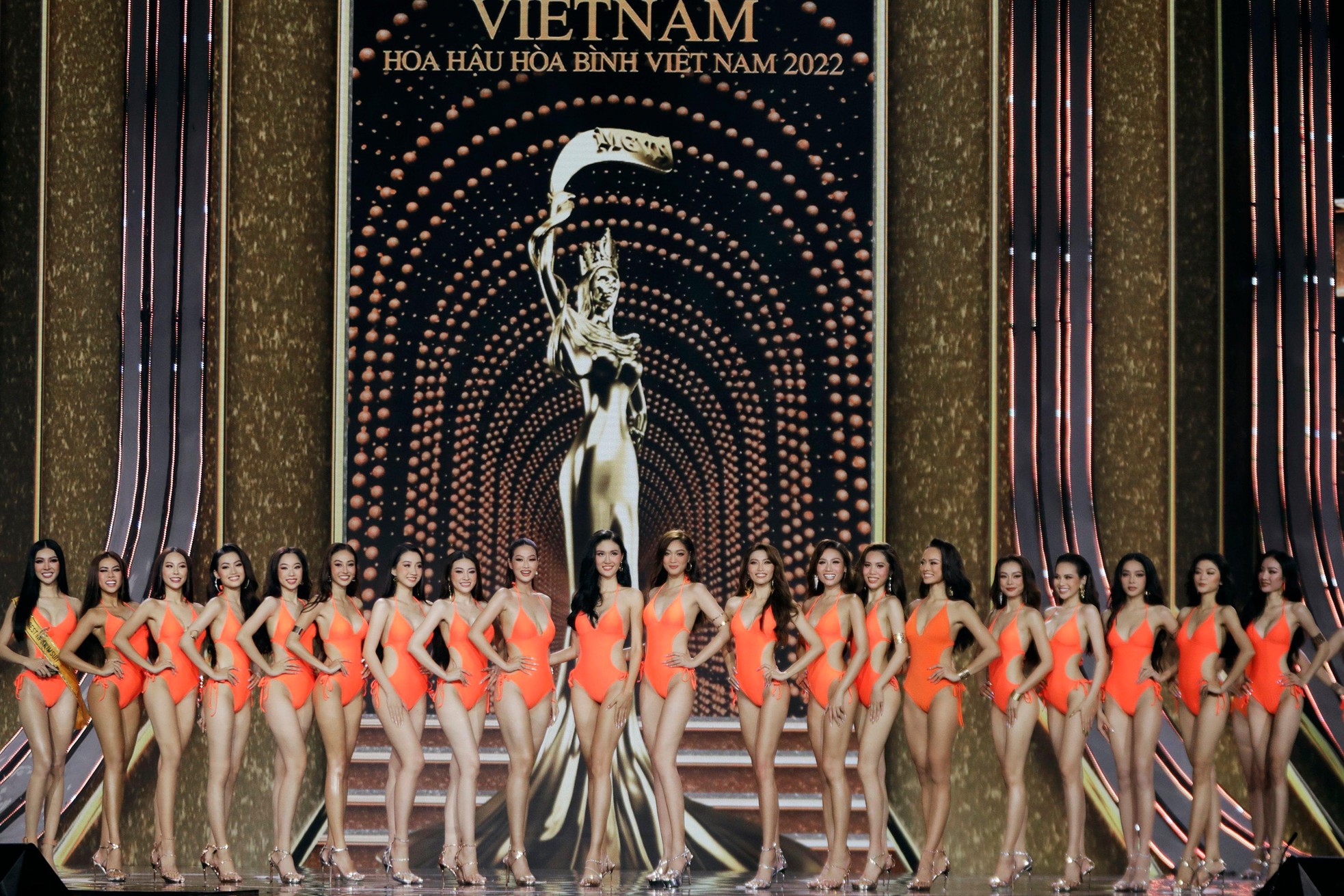20 thí sinh Hoa hậu Hòa bình Việt Nam diễn áo tắm