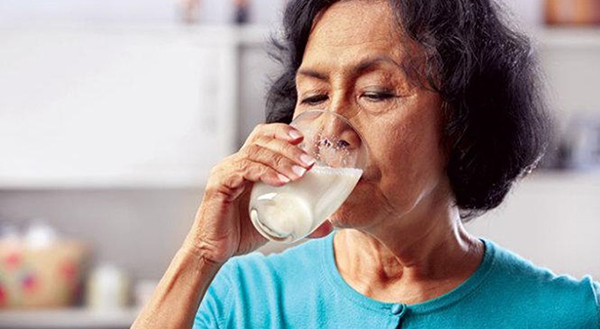 Sữa tươi thanh trùng giúp ngăn ngừa loãng xương